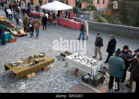 les gens dans les stands d'un marché d'époque Banque D'Images