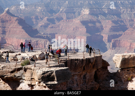 Les touristes à Mather Point un point de vue populaire sur la rive sud du grand canyon national park arizona usa Banque D'Images