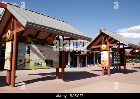 Canyon view information plaza avec l'entrée du centre de visiteurs derrière south rim du grand canyon national park arizona usa Banque D'Images