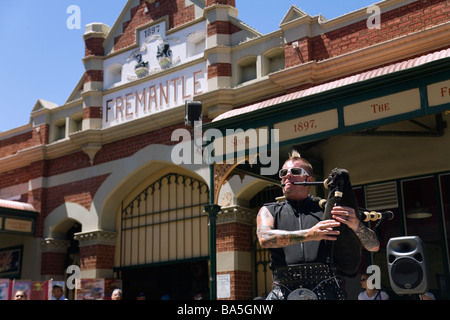 Artiste de rue en face de l'historique des marchés de Fremantle. Fremantle, Australie occidentale, Australie Banque D'Images