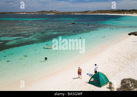 Vue sur les eaux claires de la Baie au Saumon sur Rottnest Island, Australie occidentale, Australie Banque D'Images