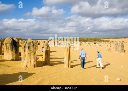 Les touristes se promener parmi les piliers de calcaire du Désert des Pinnacles dans le Parc National de Nambung. Cervantes, l'ouest de l'Australie, un Banque D'Images