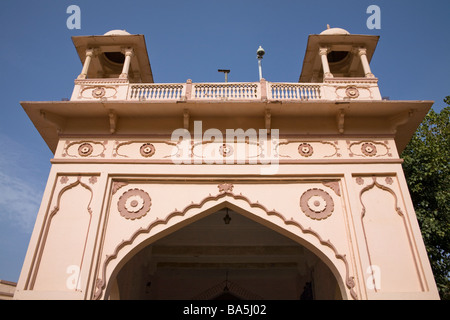 Bâtiment peint rose à Bikaner railway station, Bikaner, Rajasthan, India Banque D'Images