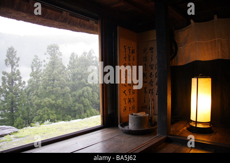 Intérieur de Chiiori un toit de chaume traditionnel cottage dans Tsurui village dans la vallée de l'Iya Shikoku au Japon Banque D'Images