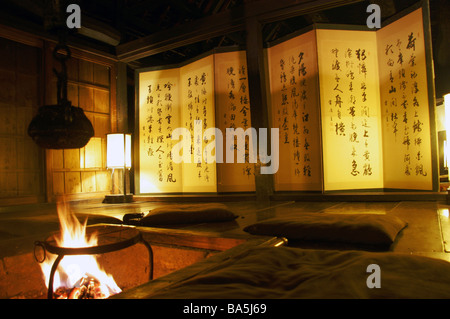 Intérieur de Chiiori un toit de chaume traditionnel cottage dans Tsurui village dans la vallée de l'Iya Shikoku au Japon Banque D'Images