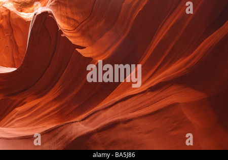 Des formations rocheuses avec des bougies orange dans le canyon Antelope Banque D'Images