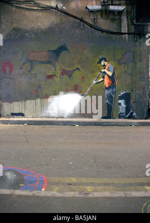 Banksy Graffiti Remover (blanchissant Lascaux) à Leake Street Waterloo, Londres 2008 Banque D'Images