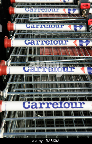 Des chariots portant le logo de cash and carry français Carrefour de l'entreprise Banque D'Images