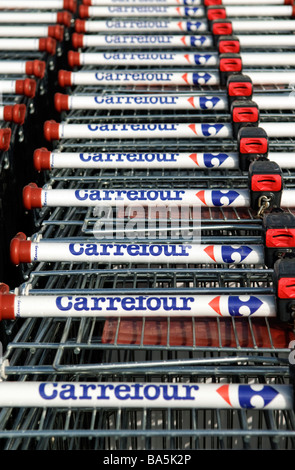 Des chariots portant le logo de cash and carry français Carrefour de l'entreprise Banque D'Images