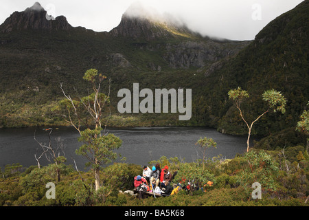 Au-dessus de montagnes berceau Dove Lake, avec les randonneurs de prendre un repos, Tasmanie Banque D'Images