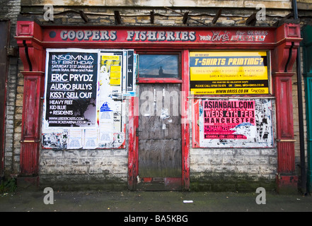 Un fermé et barricadèrent les poissons et chip shop. Banque D'Images