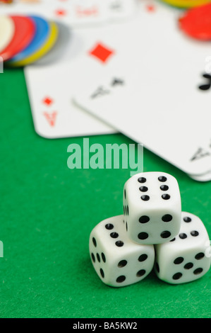 Jeu de dés et de cartes à jouer cartes à jouer et les cubes sur un fond vert Banque D'Images