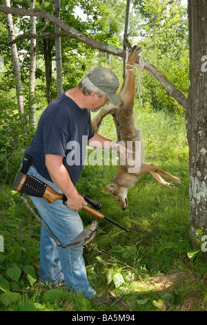 Hunter pose avec coyote récoltés Banque D'Images