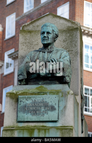 Memorial statue de Dame Louisa Brandreth Aldrich Blake à Tavistock Square London. Banque D'Images