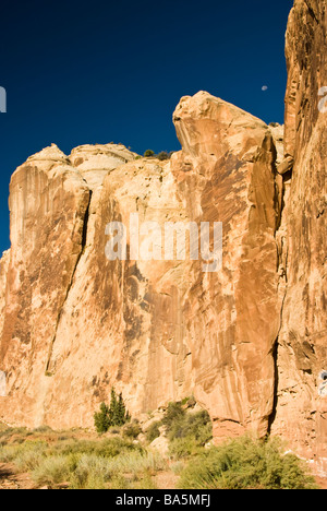 Vue de la lune et les murs de canyon le long de la grande piste de lavage en Capital Reef National Park Banque D'Images