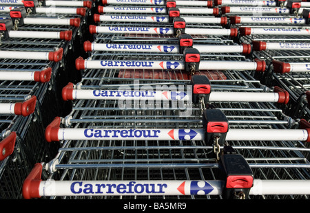 Des chariots portant le logo de cash and carry français Carrefour de l'entreprise Banque D'Images