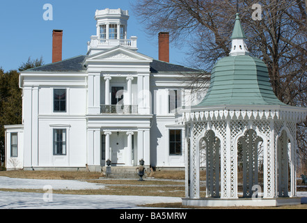 Belle maison avec les veuves à pied et un belvédère. Banque D'Images