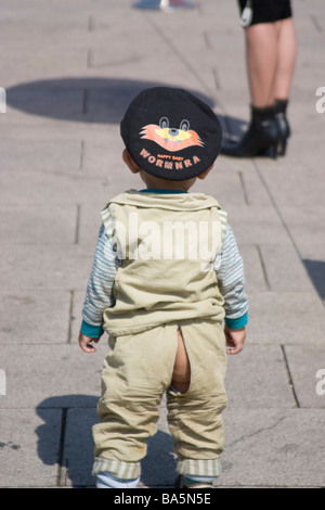 Un enfant chinois en pantalon ouvert Banque D'Images