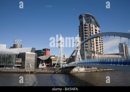 Salford Quays Manchester England UK Mars Lowry swing pont au-dessus de la galerie Lowry Manchester Ship Canal et l'Outlet Center Banque D'Images