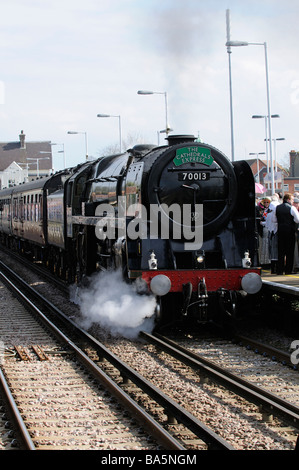 Oliver Cromwell machine à vapeur tirant le train express de cathédrales en tirant la gare de Pringy Banque D'Images