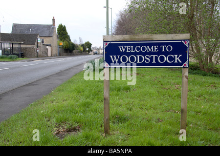 Un 'Bienvenue à Woodstock" panneau routier à l'entrée de Woodstock, Oxfordshire, UK. Avril 2009 Banque D'Images