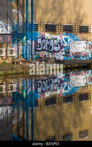 Appareil photo numérique. Graffiti et son reflet dans la rivière Lee, Londres. Banque D'Images