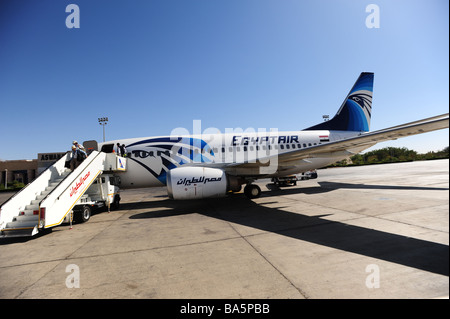 L'Egypte EgyptAir Egypte Air jet avion à l'aéroport d'Abou Simbel, Boeing 737 Banque D'Images
