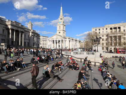 Les gens assis autour de Trafalgar Square London England UK. Banque D'Images