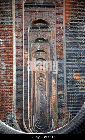 Briques colorées de Balcombe viaduc sur l'ouse Valley dans le Kent. Banque D'Images