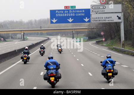 Les agents de police en moto vitesse excessive sur une route fermée au public pour des raisons de sécurité, à Strasbourg, France Banque D'Images