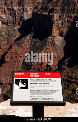 Le signe de danger avertissement les touristes de tomber du bord de la route d'ermites reste le parc national du Grand Canyon South Rim arizona usa Banque D'Images