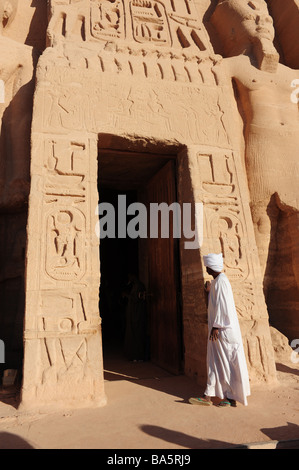 L'Egypte Abou Simbel Temple pour épouse de Ramsès Néfertari musulman debout à l'entrée Banque D'Images