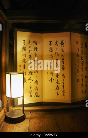 Intérieur de Chiiori un toit de chaume traditionnel cottage dans Tsurui village dans la vallée de l'Iya Shikoku au Japon Banque D'Images