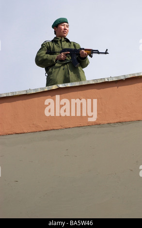 Les soldats de l'Armée nationale afghane montent la garde lors d'une Loya Jirga ou grand ensemble dans le stade Ghazi à Kaboul (Afghanistan) Banque D'Images