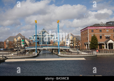 Salford Quays Manchester England UK Mars Canal marins au large du bassin de l'Ontario à Victoria Harbour dans ce domaine dock réaménagé Banque D'Images