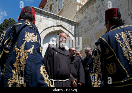 Les membres du clergé chrétien col 3ème gare de la croix sur la Via Dolorosa street pendant un bon vendredi Israël Jérusalem-est procession Banque D'Images