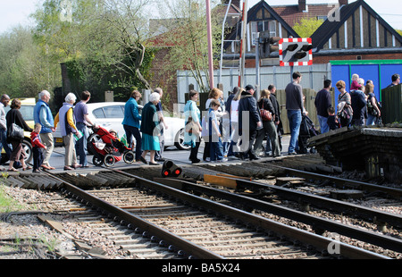 Les piétons traversent un passage à niveau sans pilote gare Petersfield Hampshire England UK Banque D'Images