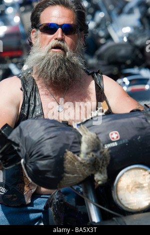 Oiseau mort affiche comme road kill sur mans barbu annuel Sturgis Motorcycle Rally South Dakota USA Banque D'Images