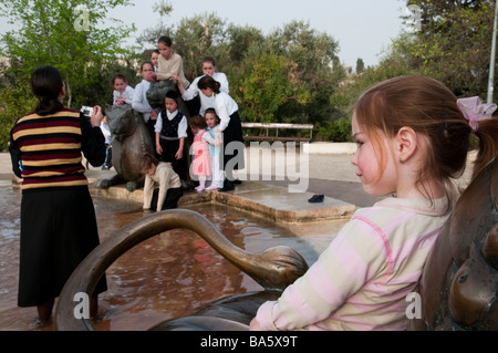 Israël Jérusalem fontaine aux Lions de la famille juive orthodoxe bénéficiant d'une sortie Banque D'Images