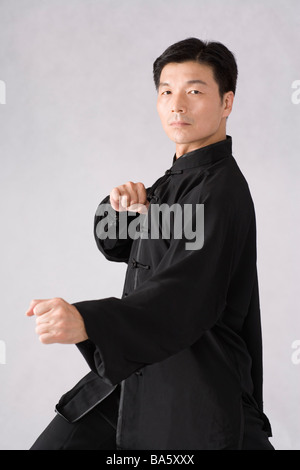 Man practicing Tai Chi en studio shot Banque D'Images