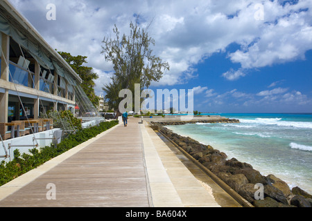 Promenade à récemment construit la côte sud de la Barbade de Hastings à Rockley Beach, de la Barbade, "West Indies" Banque D'Images