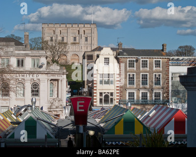 Le château de Norwich et Norman le marché montrant édifices le long de Gentleman's Walk Banque D'Images