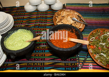 La cuisine mexicaine, guacamole et salsa rouge dans molcajetes Banque D'Images