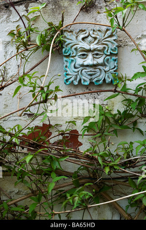 Homme vert plaque sur un mur de jardin. UK Banque D'Images