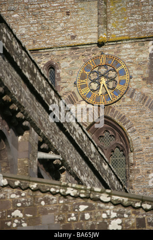 Ville de St David's, au Pays de Galles. Vue rapprochée de la tour de l'horloge sur l'élévation ouest du 12ème siècle, la cathédrale de St David's. Banque D'Images