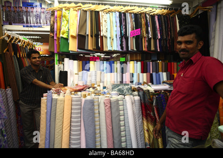L'un des nombreux petits magasins qui vendent une large gamme de tissus bon marché dans la région de Souq Al Asery Doha Qatar Banque D'Images