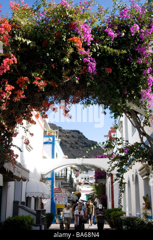 Rue pittoresque typique avec porche et paré de bougainvillées à Puerto de Mogan, Grande Canarie, Îles Canaries Banque D'Images