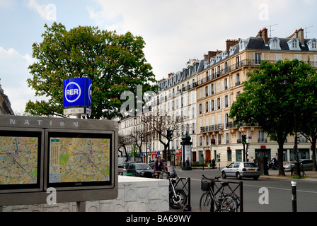 Paris, France, scène de rue 'immobilier' logement Nation, RER A panneau d'entrée du métro, quartiers, rues de Paris Banque D'Images