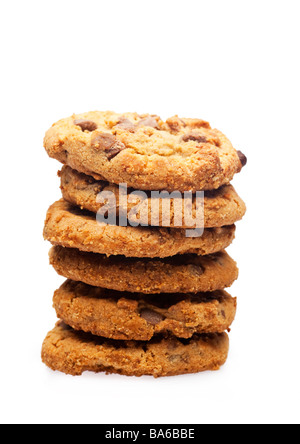 Pile de cookies aux pépites de chocolat on white Banque D'Images