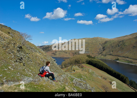 Femme walker en profitant de la vue à travers les banques, Mardale Haweswater de Parc National de Lake District, Cumbria, England UK Banque D'Images